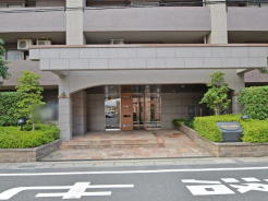 エントランスへのアプローチにはスロープも設けられていてバリアフリーにも対応しています！