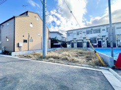 交通量の少ない前面道路です。
小さなお子様がいるご家庭でも安心です！
