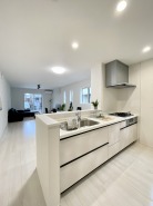 1号棟　キッチンスペースは明るい空間に！使い手目線でポイントを押さえ、家事が楽しく進むキッチン。細部にまで施された上質なアイテムが快適な日常生活を叶えてくれます。お料理もしやすく、お子様の様子を見ながら家事も出来ます！
