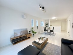 1号棟　ご家族だんらんのスペースとなるリビング。家具の配置がしやすい広さを確保しています！
