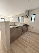 キッチンでも開放感あり！
食器洗い乾燥機や浄水器一体型シャワー水栓などを搭載した、対面キッチンはご家族との会話を楽しみながら、お子様の様子を見守りながらお料理できる人気のスタイルです！

