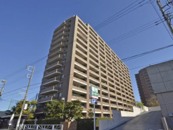 バス停、スーパー、コンビニが近く生活環境良好です。