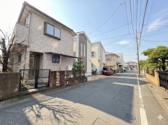 閑静な住宅街です！お子様と手を繋いで並んで歩けるくらい広い前面道路です！
