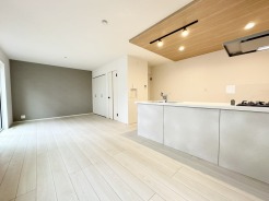 【１号棟】ご家族だんらんのスペースとなるリビング。家具の配置がしやすい広さを確保しています！
