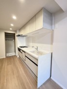 キッチンスペースは明るい空間に！使い手目線でポイントを押さえ、家事が楽しく進むキッチン。細部にまで施された上質なアイテムが快適な日常生活を叶えてくれます。