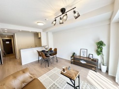 キッチンと統一感のある家具など設置し、お洒落な空間に！
