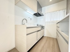 キッチンスペースは明るい空間に！使い手目線でポイントを押さえ、家事が楽しく進むキッチン。細部にまで施された上質なアイテムが快適な日常生活を叶えてくれます。お料理もしやすく、お子様の様子を見ながら家事も出来ます！
