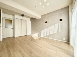 清潔感の溢れるクロスが明るい空間を創り出しているダイニング。
ここで楽しむ家族の時間が絆をより深めてくれそうです。
集いの場、憩いの場としての快適性を求めたやすらぎの空間です。
