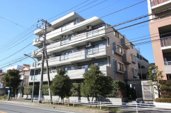 総戸数26戸、南東向きと南西・北西向きに住戸を配置！