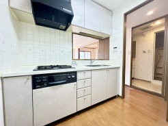 キッチンスペースは明るい空間に！使い手目線でポイントを押さえ、家事が楽しく進むキッチン。細部にまで施された上質なアイテムが快適な日常生活を叶えてくれます。お料理もしやすく、お子様の様子を見ながら家事も出来ます！
