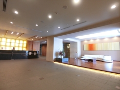 フロントデスクやラウンジを設けたエントランスホール