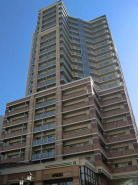 平成17年築、総戸数137戸のタワーマンション！同建物内に飲食店や商業施設11戸もあり便利です。