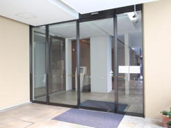 エントランスはテレビモニター対応オートロック付き