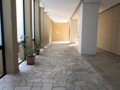 光を効果的に用いたエントランスへのアプローチ