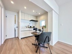 キッチンと統一感のある家具など設置し、お洒落な空間に！
