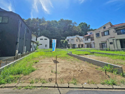 現況更地！東側公道×北側隣地通路につき日当たり・通風良好です。
