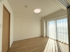 リビングと続間の洋室は戸を開放する事で一体で広くお使い頂けます！
もちろん居室や客間としても使えますので、使い方はあなた次第っ！！
