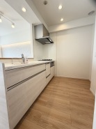 キッチンでも開放感あり！
食器洗い乾燥機や浄水器一体型シャワー水栓などを搭載した、対面キッチンはご家族との会話を楽しみながら、お子様の様子を見守りながらお料理できる人気のスタイルです！

