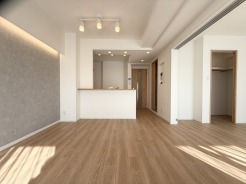 ゆったりと快適にお過ごしいただけるLDKは、お子様のキッズスペースに使え、リビング学習にも最適！
家族が集いやすいゆとりを確保し、おしゃべりやコミュニケーションがとりやすいレイアウトを考えた、居心地のよいリビングです。
