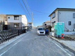 駐車が苦手な方にも嬉しい前面が広い道路に面した住まい。
お車の出し入れもしやすいですよ！
