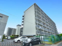 周辺はマンションと低層住宅で構成された住宅街で住環境良好！