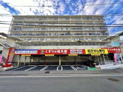 マンション内にドラッグストアがあり日常のお買物も安心！