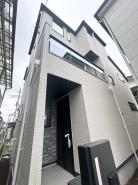 １号棟

建物完成しました！
閑静な住宅地で小さなお子様がいるご家族にも安心。
住宅地で叶える穏やかな新生活が待ってます。
是非、現地ご内見ください！
