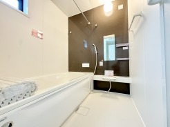 追焚き機能付バスで、夜遅く帰ってきたご家族も暖かいお風呂でゆっくりと入浴できます！
