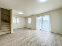 ご家族だんらんのスペースとなるリビング。家具の配置がしやすい広さを確保しています！
