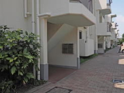 2住戸につき1か所階段が設けられた設計でプライバシーにも配慮！