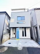 雨風から大切な愛車を守るビルトインガレージ付き！
