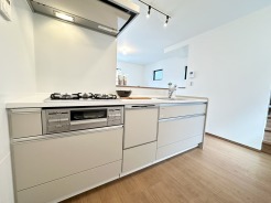 キッチンスペースは明るい空間に！使い手目線でポイントを押さえ、家事が楽しく進むキッチン。細部にまで施された上質なアイテムが快適な日常生活を叶えてくれます。お料理もしやすく、お子様の様子を見ながら家事も出来ます！
