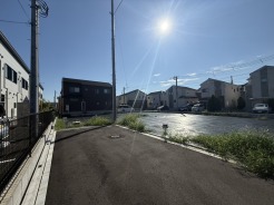 閑静な住宅街です！お子様と手を繋いで並んで歩けるくらい広い前面道路です！

