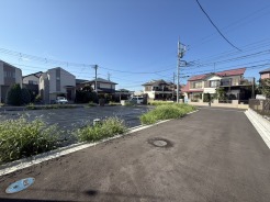 交通量の少ない前面道路です。
小さなお子様がいるご家庭でも安心です！
