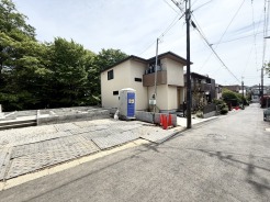 閑静な住宅街です！お子様と手を繋いで並んで歩けるくらい広い前面道路です！
