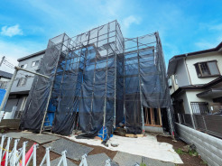現在建築中！
2台分のカースペースを確保しており、これからの暮らしの基盤となる住まいとして、完成に向けて着実に形作られています！
