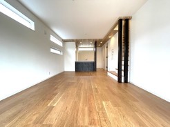 ※.リビング施工例(実際とは設備仕様間取りなどが異なる場合がございますのでお近くのモデルルームにご案内致します。)