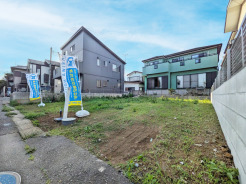 閑静な住宅街です！お子様と手を繋いで並んで歩けるくらい広い前面道路です！
