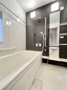 追焚き機能付バスで、夜遅く帰ってきたご家族も暖かいお風呂でゆっくりと入浴できます！
