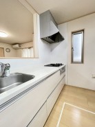 女性に大人気の対面キッチン！お料理しながらご家族とのコミュニケーションが取れるのは対面だから出来ること！
お小さいお子様を見守りながらの家事は安心ですよね！