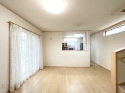 対面キッチン採用のリビングは、南側からお日様もたっぷり届く明るい空間です。
※家具はCGで消してあります