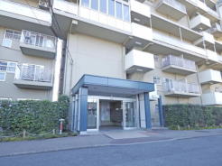 段差のないアプローチでベビーカー等も通りやすいバリアフリー構造です。