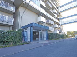 敷地内は植栽が多く通風も良好です。