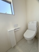 3号棟 ウォシュレット付きです！
小窓もあるので換気も出来て採光もしっかり確保！
