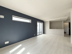 3号棟 光と風が溢れる開放的なダイニングには自然と家族みんなが集まってきます。明るく穏やかな空気の中で飲んだり、食べたり、笑ったり。
