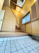 お家に出会う人々を出迎える玄関だからこそ、広々清潔感あふれる空間にしたいですね！
