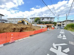 駐車が苦手な方にも嬉しい前面が広い道路に面した住まい。お車の出し入れもしやすいですよ！
