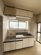 キッチンスペースは明るい空間に！使い手目線でポイントを押さえ、家事が楽しく進むキッチン。