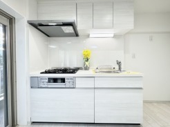 空間に広がりが生まれるI型キッチンを採用。作業スペースが広くて作った料理をすぐに配膳でき、食後はそれぞれが自分で食器を運べるレイアウトです。
