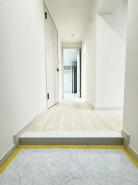 お家に出会う人々を出迎える玄関だからこそ、広々清潔感あふれる空間にしたいですね！
